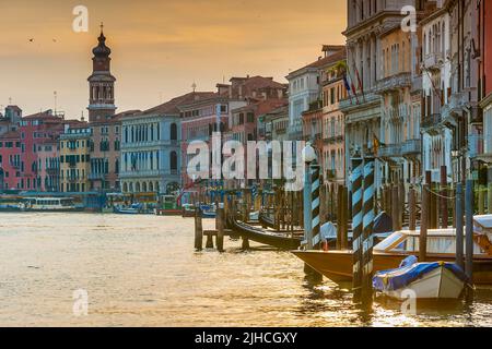 Schöne Häuserreihe am Canale Grande in Venedig, Italien Stockfoto