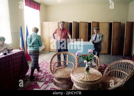 Ilfov County, Rumänien, 20. Mai 1990. Die ersten demokratischen Wahlen nach dem Fall des Kommunismus. Arbeiter bei der Abstimmung, die die Wahlurne bewacht. Stockfoto