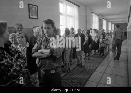 Ilfov County, Rumänien, 20. Mai 1990. Die ersten demokratischen Wahlen nach dem Fall des Kommunismus. Menschen vor Ort, die Schlange stehen, um das Wahllokal zu betreten. Stockfoto