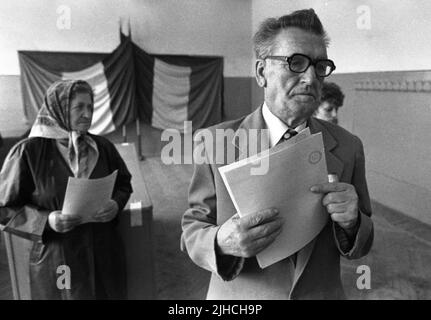 Ilfov County, Rumänien, 20. Mai 1990. Die ersten demokratischen Wahlen nach dem Fall des Kommunismus. Die meisten Menschen stimmten zum ersten Mal in ihrem Leben. Stockfoto