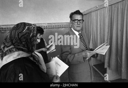 Ilfov County, Rumänien, 20. Mai 1990. Die ersten demokratischen Wahlen nach dem Fall des Kommunismus. Die meisten Menschen stimmten zum ersten Mal in ihrem Leben. Stockfoto