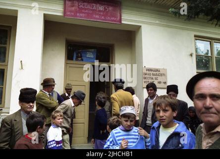 Ilfov County, Rumänien, 20. Mai 1990. Die ersten demokratischen Wahlen nach dem Fall des Kommunismus. Menschen vor Ort außerhalb des Wahllokale. Stockfoto