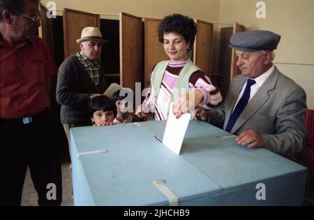 Ilfov County, Rumänien, 20. Mai 1990. Die ersten demokratischen Wahlen nach dem Fall des Kommunismus. Die meisten Menschen stimmten zum ersten Mal in ihrem Leben. Stockfoto