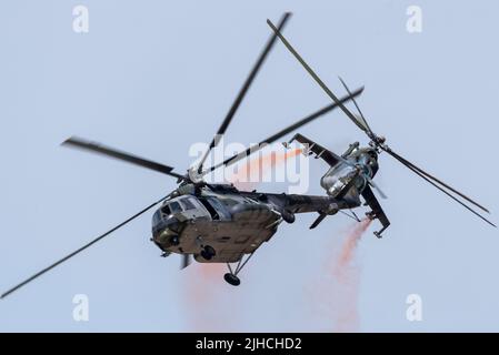 RAF Fairford, Gloucestershire, Großbritannien. 17. Juli 2022. Eine der größten Airshows der Welt ist nach einer 3-jährigen Pause zurückgekehrt, da die covid Pandemie internationale Luftstreitkräfte, Display-Teams und riesige Menschenmengen in die Cotswolds brachte. Hubschrauber der tschechischen Luftwaffe brechen ab. MIL Mi-35 Hind Hubschrauber Gunship (rechts) und Mi-171 Hip (links) Stockfoto