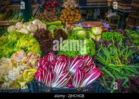 Wunderschöne Gemüse- und Salatvorzeige auf dem Rialto Markt (Mercato Rialto) in Venedig, Italien Stockfoto