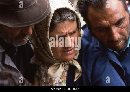 Ilfov County, Rumänien, 20. Mai 1990. Die ersten demokratischen Wahlen nach dem Fall des Kommunismus. Dorfbewohner versuchen, Sinn für gepostete Informationen außerhalb der Umfragen zu machen. Die meisten Menschen stimmten zum ersten Mal in ihrem Leben. Stockfoto