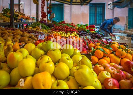 Farbenfroher Obst- und Gemüsestandplatz auf dem Rialto Markt (Mercato Rialto) in Venedig, Italien Stockfoto