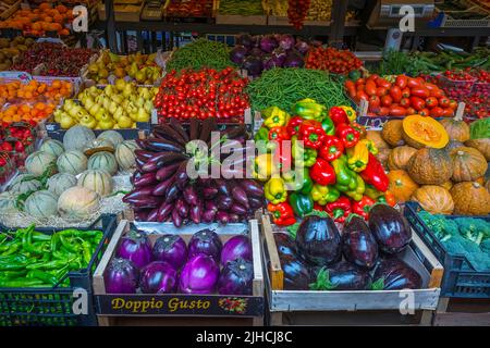 Bunte Ausstellung von Obst und Gemüse auf dem Rialto Markt (Mercato Rialto) in Venedig, Italien Stockfoto