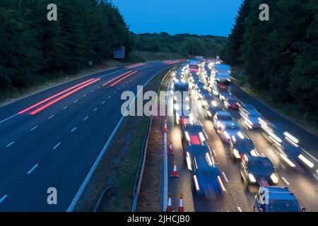 London UK, 17. Juli 2022. Bei einem Unfall mit mehreren Fahrzeugen am sonntagnachmittag wurde die M25 in beide Richtungen zwischen der Anschlussstelle 4 nach Orpington und der Anschlussstelle 3 nach Swanley gesperrt. Bis heute Abend um 21 Uhr floss der Verkehr im Uhrzeigersinn, während der Gegenlauf noch geschlossen ist, der Heckverkehr reicht bis zur Kreuzung 5 bei Sevenoaks, Kent England. UK. Quelle: Xiu Bao/Alamy Live News Stockfoto