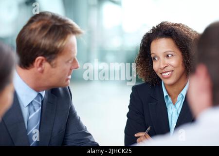 Sammeln wertvoller Erfahrungen. Reifer Geschäftsmann, der sich mit seinen jüngeren Kollegen trifft. Stockfoto