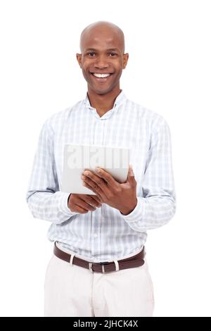 Es ist so einfach, jetzt in Verbindung zu bleiben. Studioporträt eines lässig gekleideten afroamerikanischen Mannes, der ein digitales Tablet benutzt und die Kamera anlächelt. Stockfoto