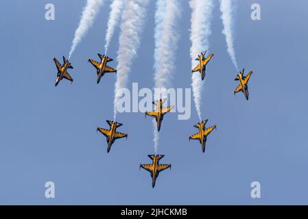 RAF Fairford, Gloucestershire, Großbritannien. 17. Juli 2022. Eine der größten Airshows der Welt ist nach einer 3-jährigen Pause zurückgekehrt, da die covid Pandemie internationale Luftstreitkräfte, Display-Teams und riesige Menschenmengen in die Cotswolds brachte. Südkorea Air Force Black Eagles Jetteam Stockfoto