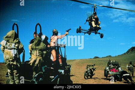 Banditen ANGRIFF GYROCOPTER, MAD MAX 2: Der Road Warrior, 1981 Stockfoto