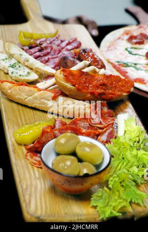 spanische Platte mit Schweinefleisch, Chorizo, Salami, Schinken usw. Stockfoto