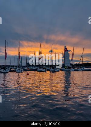 Russland, St. Petersburg, 12. Juli 2022: Der Yachtclub mit Piers und Segelbooten vor dem Hintergrund der Schnellstraße und des Fußballstadions Stockfoto