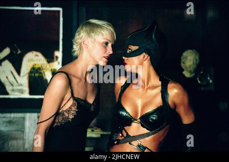 SHARON STONE, HALLE BERRY, CATWOMAN, 2004 Stockfoto