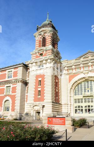 NEW YORK, NY - 04. Nov. 2019: Eingang zum Hauptgebäude auf Ellis Island Immigration Museum, Statue of Liberty National Monument. Stockfoto