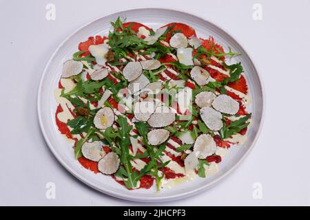 italienische Küche, Rindercarpacio mit Rucola-Blättern, Parmesankäse, Sommertrüffel und cipriani-Dressing Stockfoto