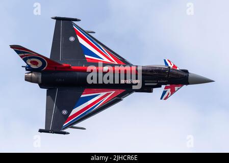 RAF Fairford, Gloucestershire, Großbritannien. 17. Juli 2022. Eine der größten Airshows der Welt ist nach einer 3-jährigen Pause zurückgekehrt, da die covid Pandemie internationale Luftstreitkräfte, Display-Teams und riesige Menschenmengen in die Cotswolds brachte. RAF Eurofighter Typhoon in speziellen Union Flag Farben Stockfoto