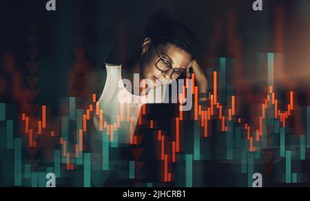 Wenn Stress Ihr Bestes überschattet: Eine junge Geschäftsfrau, die bei der Arbeit am späten Abend mit einem Laptop abgenutzt aussieht. Stockfoto