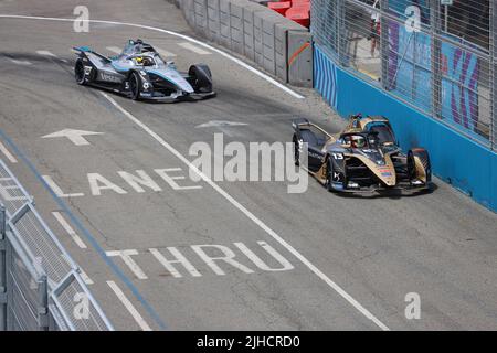 17. Juli 2022, Brooklyn, NY, USA: (SPO) Podium der Runde 12 des NYC Formel E-PRIX 2022. 17. Juli 2022, New York, USA: Antonio Felix da Costa von DS TECHEETAH aus Portugal gewann das letzte Rennen des 12. Rundes des Formel-E-Prix von New York City 2022, der am Sonntag (17) auf der FIA Brooklyn Street Circuit-New York stattfindet. Stoffel Vandoorne von Mercedes-EQ kam 2., Mitch Evans von Jaguar TCS Racing kam 3.. Nick Cassidy wurde bestraft und von der Pole-Position befreit, nachdem festgestellt wurde, dass sein Auto aufgrund von Reparaturen über Nacht verletzt wurde. Bildnachweis: Jose Francisco /TheNews2 (Bildnachweis: © Jose Fr. Stockfoto