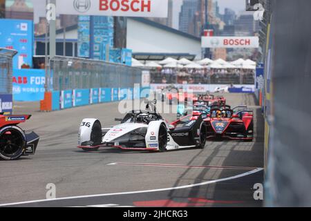 17. Juli 2022, Brooklyn, NY, USA: (SPO) Podium der Runde 12 des NYC Formel E-PRIX 2022. 17. Juli 2022, New York, USA: Antonio Felix da Costa von DS TECHEETAH aus Portugal gewann das letzte Rennen des 12. Rundes des Formel-E-Prix von New York City 2022, der am Sonntag (17) auf der FIA Brooklyn Street Circuit-New York stattfindet. Stoffel Vandoorne von Mercedes-EQ kam 2., Mitch Evans von Jaguar TCS Racing kam 3.. Nick Cassidy wurde bestraft und von der Pole-Position befreit, nachdem festgestellt wurde, dass sein Auto aufgrund von Reparaturen über Nacht verletzt wurde. Bildnachweis: Jose Francisco /TheNews2 (Bildnachweis: © Jose Fr. Stockfoto