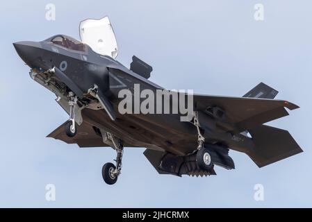 RAF Fairford, Gloucestershire, Großbritannien. 17. Juli 2022. Eine der größten Airshows der Welt ist nach einer 3-jährigen Pause zurückgekehrt, da die covid Pandemie internationale Luftstreitkräfte, Display-Teams und riesige Menschenmengen in die Cotswolds brachte. Eines der brandneuen Lockheed-Martin F-35B Lightning II-Kampfflugzeuge der RAF im Schwebeflug. Royal Air Force 207 Squadron Stockfoto