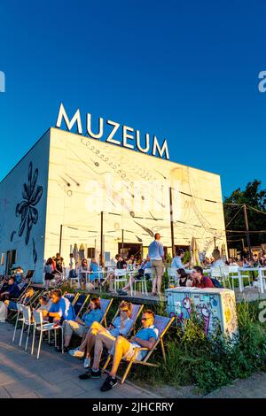 Personen, die bei Sonnenuntergang auf Liegestühlen sitzen, Paloma nad Wisłą im Museum für Moderne Kunst (Muzeum Sztuki Nowoczesnej w Warszawie), Powiśle, Warschau, Polen Stockfoto