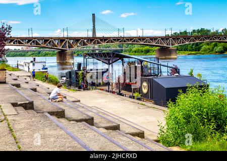 Bar und Club Wir auf einem Binnenschiff auf der Weichsel mit Poniatowski-Brücke im Hintergrund, Powisle, Warschau, Polen Stockfoto