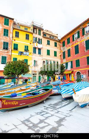 Bunte Häuser und bodenständig Boote in Vernazza Port, Cinque Terre, Italien Stockfoto