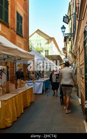 Street Craft Market in Via Magenta, im historischen Zentrum von Rapallo, Genua, Ligurien, Italien Stockfoto