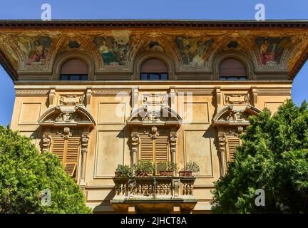 Oben mit Fresken der Villa Devoto, einem historischen Gebäude in der Küstenstadt Rapallo, Genua, Ligurien, Italien Stockfoto