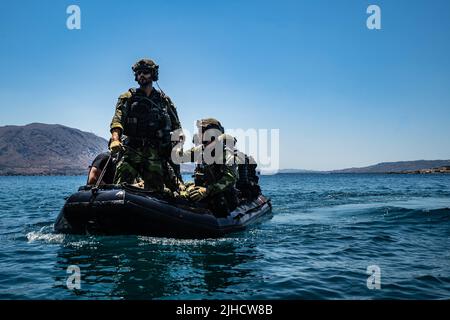 Schwedische Marineinfanteristen mit 4. Marine-Regiment, schwedisches Amphibienkorps fahren während der Übung TYR 22 im NATO Maritime Interdiction Operational Training Center (NMIOTC) in Souda Bay, Griechenland, am 13. Juli 2022 mit einem F470 Gefechtskampfflugzeugs. TYR 22 ist eine maritime Interdiktionsübung, die bei NMIOTC durchgeführt wird und die schwedische Marine, US-Marine und Kampfkommandantinnen der US-Marine zusammenbringt, um die operativen Kapazitäten, Fähigkeiten und Interoperabilität der US- und NATO-Partner zu verbessern. (USA Marine Corps Foto von Sgt. William Chockey) Stockfoto