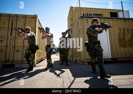 Schwedische Marineinfanteristen mit 4. Marine-Regiment demonstrieren das schwedische Amphibienkorps ihre Nahkampftaktik während der Übung TYR 22 im NATO Maritime Interdiction Operational Training Center (NMIOTC) in Souda Bay, Griechenland, 12. Juli 2022. TYR 22 ist eine am NMIOTC stattfindende Übung für maritime Interdiktionsoperationen, bei der schwedische Marineinfanteristen, US-Marineinfanteristen und Kampfkommandidaten der US-Marine zusammengebracht werden, um die operativen Kapazitäten, Fähigkeiten und Interoperabilität der US- und NATO-Partner zu verbessern. (USA Marine Corps Foto von Sgt. William Chockey) Stockfoto