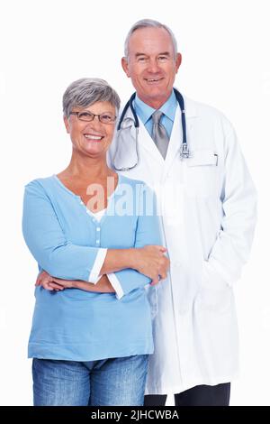 Reifer Arzt mit Frau. Porträt von selbstbewussten reifen Arzt lächelt mit reifen Frau. Stockfoto