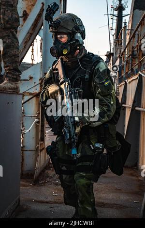 Ein schwedisches Marine-Regiment mit 4. Marine-Regiment, das schwedische Amphibienkorps, bietet Sicherheit für Besuch, Board, Suche und Beschlagnahme während der Übung TYR 22 im NATO Maritime Interdiction Operational Training Center (NMIOTC) in Souda Bay, Griechenland, 14. Juli 2022. TYR 22 ist eine maritime Interdiktionsübung, die bei NMIOTC durchgeführt wird und die schwedische Marine, US-Marine und Kampfkommandantinnen der US-Marine zusammenbringt, um die operativen Kapazitäten, Fähigkeiten und Interoperabilität der US- und NATO-Partner zu verbessern. (USA Marine Corps Foto von Sgt. William Chockey) Stockfoto