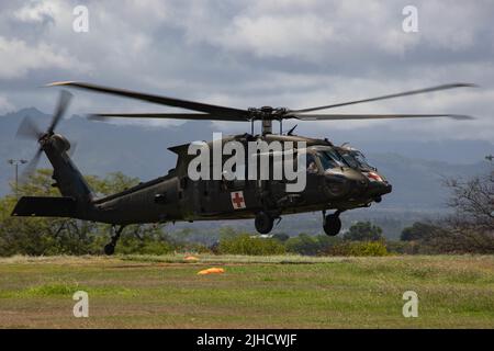 PEARL HARBOR (14. Juli 2022) Ein Hubschrauber der US-Armee HH-60m Black Hawk hebt ab, wobei die Teilnehmer während des RIMPAC 2022 (Rim of the Pacific) auf Ford Island, Hawaii, am 14. Juli 2022, eine Massenaktion gegen Opfer durchführen. 26 Nationen, 38 Schiffe, vier U-Boote, mehr als 170 Flugzeuge und 25.000 Mitarbeiter nehmen vom 29. Juni bis zum 4. August an RIMPAC in und um die Hawaii-Inseln und Südkalifornien Teil. RIMPAC, die weltweit größte internationale maritime Übung, bietet eine einzigartige Trainingsmöglichkeit während der gesamten Zeit Stockfoto