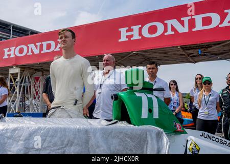 Toronto, ON, Kanada. 17.. Juli 2022. 77istands für die Nationalhymne vor der Honda Indy Toronto auf den Straßen von Toronto Exhibition Place in Toronto ON. (Bild: © Walter G. Arce Sr./ZUMA Press Wire) Stockfoto