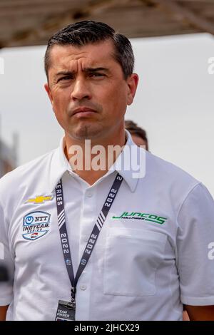 Toronto, ON, Kanada. 17.. Juli 2022. Teambesitzer RICARDO JUNCOS beobachtet, wie sein Team sein Auto vor dem Honda Indy Toronto auf den Straßen des Toronto Exhibition Place in Toronto, ON, vorbereitet. (Bild: © Walter G. Arce Sr./ZUMA Press Wire) Stockfoto