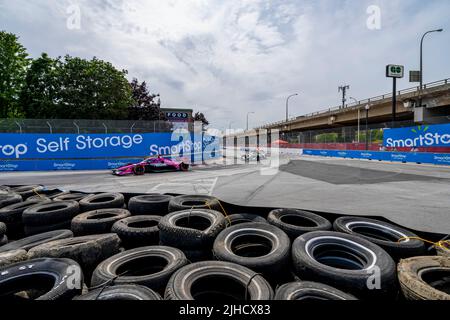 Toronto, ON, Kanada. 17.. Juli 2022. ALEXANDER ROSSI (27) aus Nevada City, Kalifornien, rast während der Honda Indy Toronto auf dem Streets of Toronto Exhibition Place in Toronto DURCH die Kurven. (Bild: © Walter G. Arce Sr./ZUMA Press Wire) Stockfoto