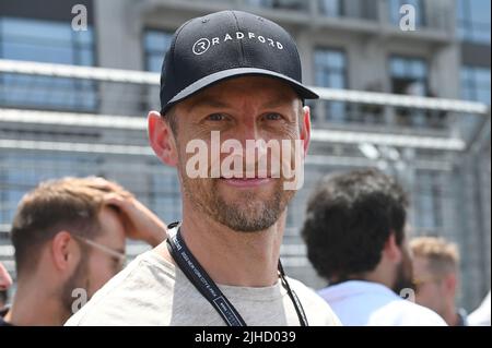 New York, USA. 17.. Juli 2022. Der britische Rennfahrer Jenson Button sah vor dem Start der ABB FIA Formula E Championship - 2022 New York City E-Prix, Runde 12, im Brooklyn-Stadtteil New York, NY, am 17. Juli 2022 durch die Startaufstellung gehen. (Foto von Anthony Behar/Sipa USA) Quelle: SIPA USA/Alamy Live News Stockfoto