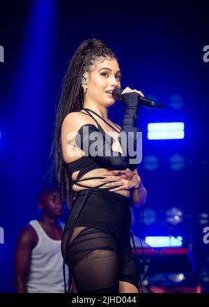 London, Großbritannien, Sonntag, 17.. Juli 2022 Mabel spielt live auf der Bühne im Rahmen der Somerset House Summer Series 2022, Somerset House, The Strand. Kredit: DavidJensen / Empics Unterhaltung / Alamy Live Nachrichten Stockfoto