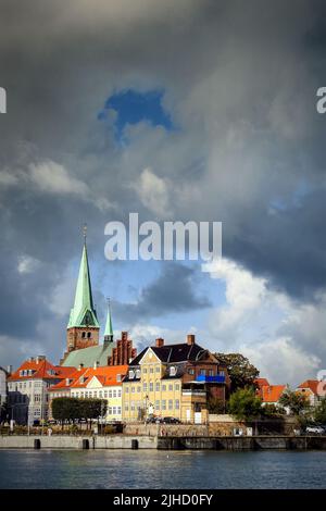 Ein sehr herbstlich aussehender Himmel hängt über Helsingor Stadt mit einem Versprechen von Sonnenschein und Duschen Stockfoto