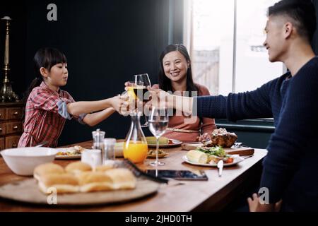 Eine junge Familie, die zu Hause zusammen gegessen hat. Stockfoto