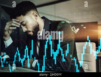 Ich brauche dringend eine Pause: Ein junger Börsenexperte, der gestresst bei der Arbeit schaut. Stockfoto