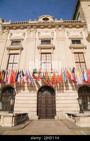 Altes architektonisches Gebäude mit Fahnen an der Hofburg, Wien, Österreich. Stockfoto