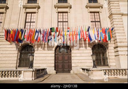 Altes architektonisches Gebäude mit Fahnen an der Hofburg, Wien, Österreich. Stockfoto