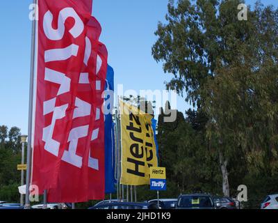 Mietwagen-Flaggen am Flughafen Ioannis Kapodistris, Korfu, Griechenland Stockfoto