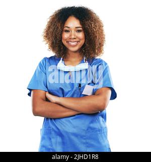 Zuversichtlich in ihre medizinischen Fähigkeiten. Studioportrait einer attraktiven jungen Krankenschwester vor weißem Hintergrund. Stockfoto