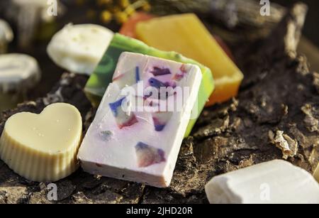 Detail von hausgemachten Seifen mit Formen und Farben Stockfoto